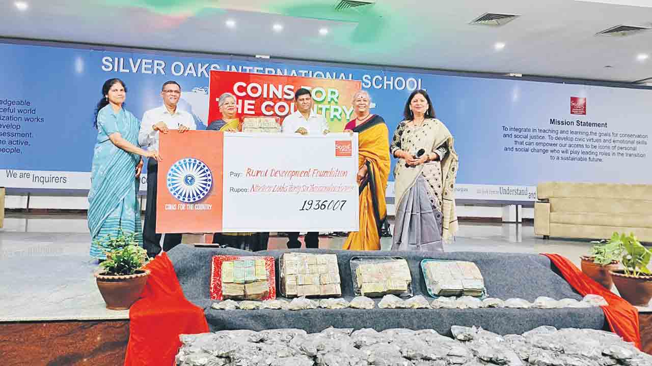 గొప్ప మనస్సు చాటి సిల్వర్ ఓక్స్ విద్యార్థుల ఔదార్యం
