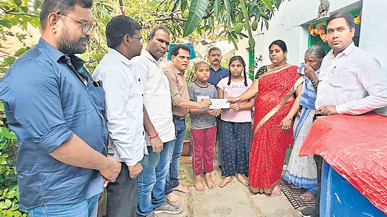 నమస్తే ఫొటోగ్రాఫర్‌ కుటుంబానికి చేయూత