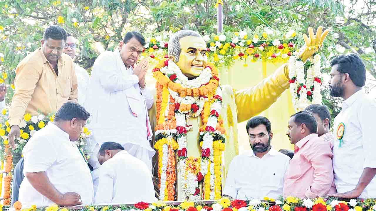 చరిత్ర సృష్టించిన మహానుభావుడు ఎన్టీఆర్‌