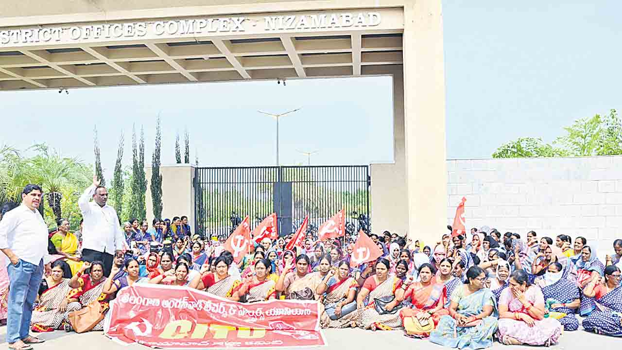 అంగన్వాడీ హెల్పర్ల ధర్నా