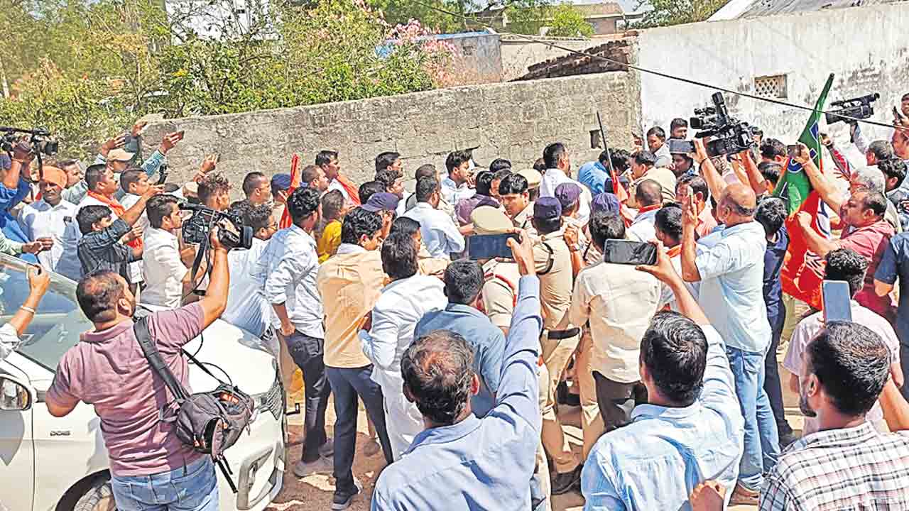 కాంగ్రెస్‌,బీజేపీ.. డిష్యుం డిష్యుం