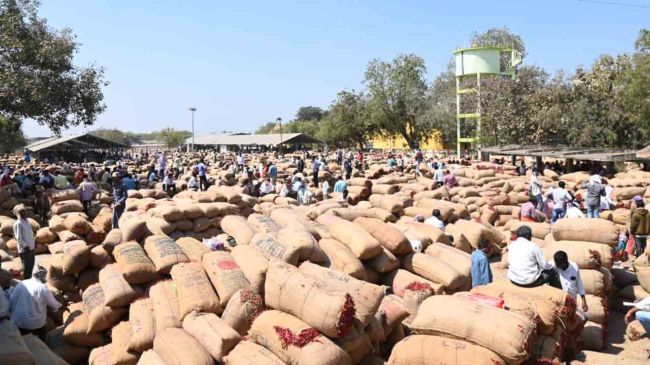మార్కెట్‌కు పోటెత్తిన మిర్చి