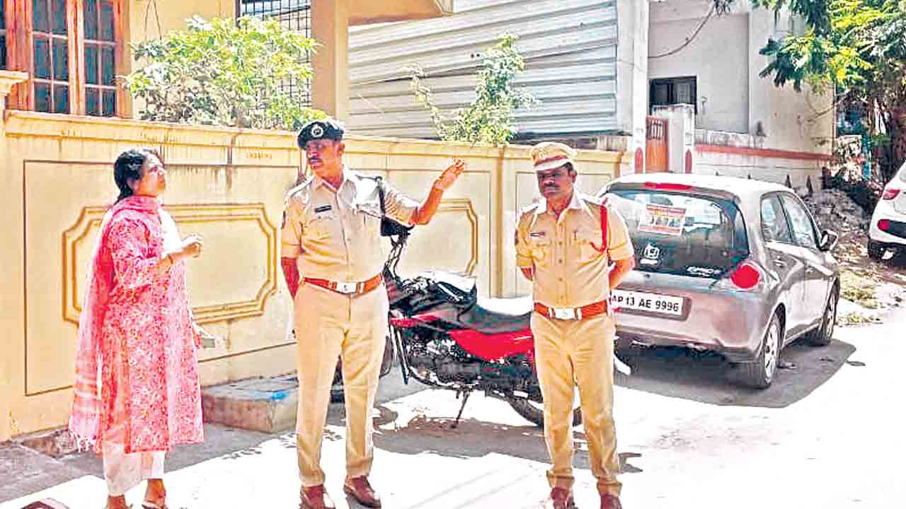 తాళం పగులగొట్టి.. ఇంట్లో చోరీ