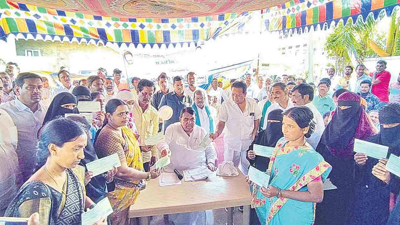 లక్ష, తులం బంగారం ఏమాయె..?