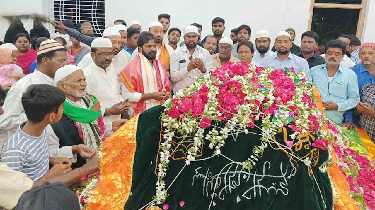 కులమతాలకతీతంగా కలిసి ఉండాలి