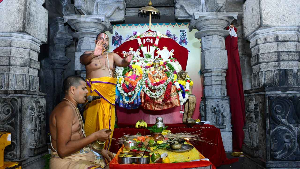 యాదగిరీశుడికి వైభవంగా నిత్యారాధనలు