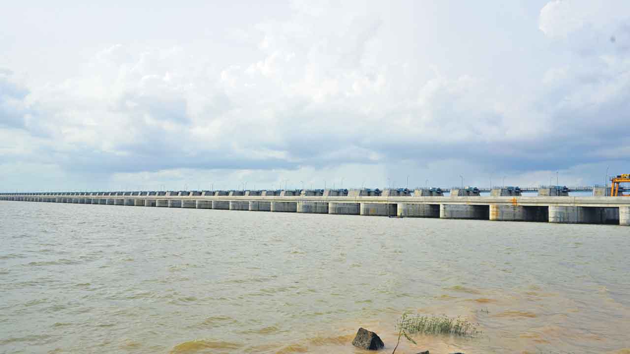 Medigadda Barrage | రైతన్నా మేలుకో.. మేడిగడ్డను కాపాడుకో!