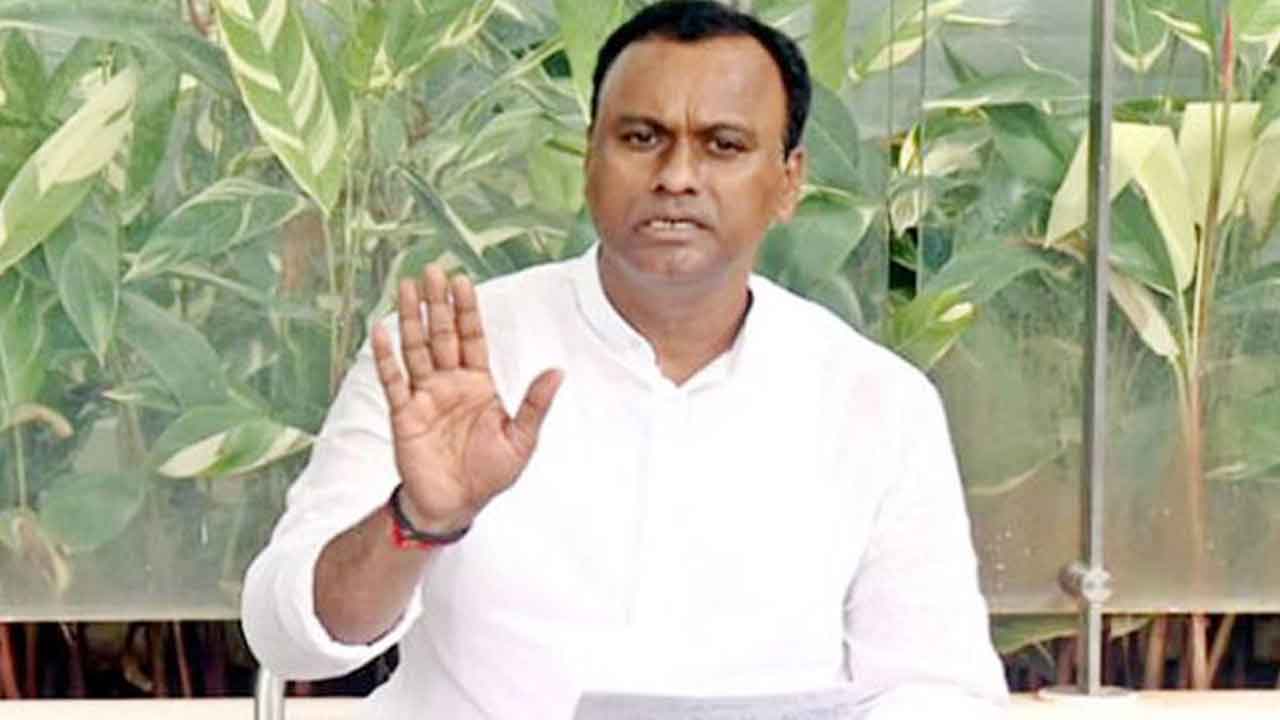 చలమల రాజకీయాలకు పనికిరాడు