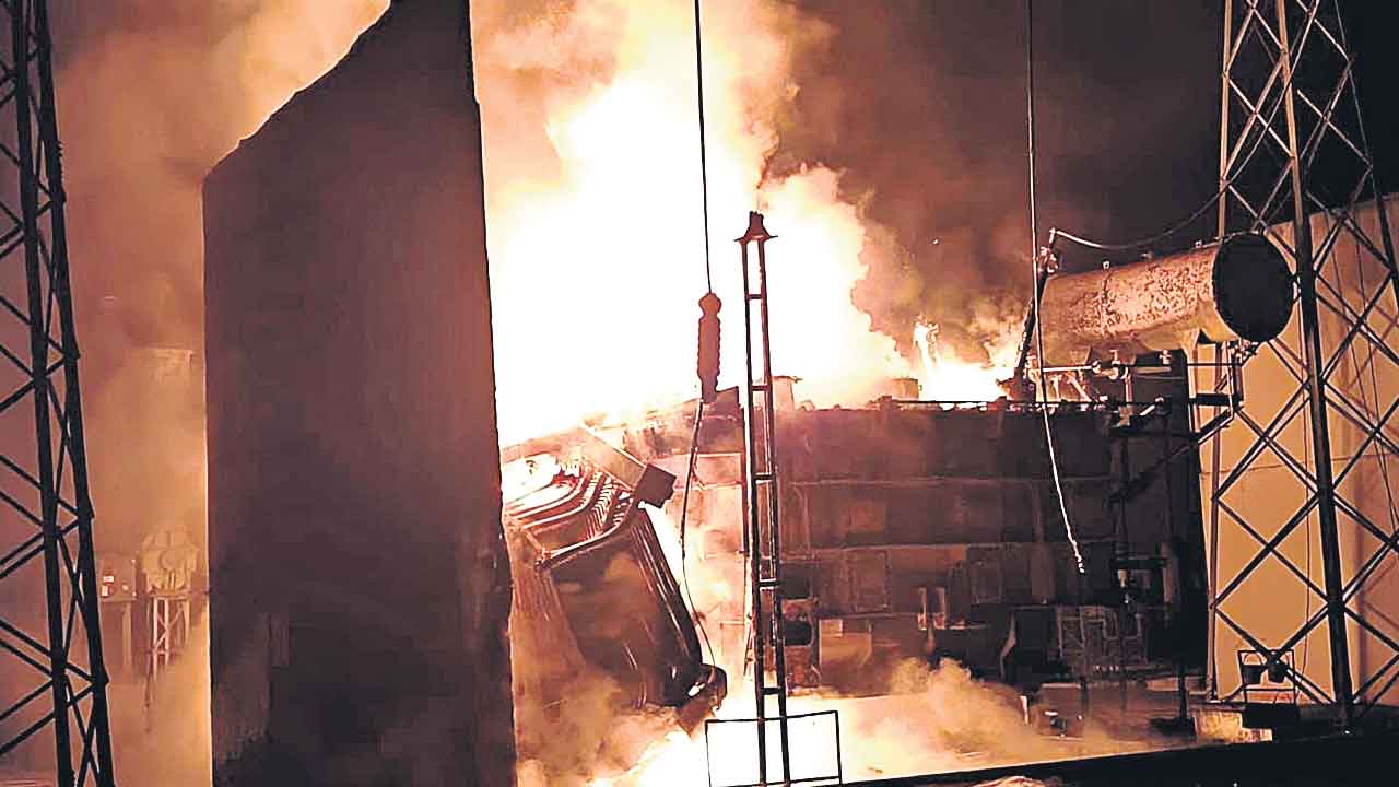 హన్మాపురం సబ్‌స్టేషన్‌లో మంటలు