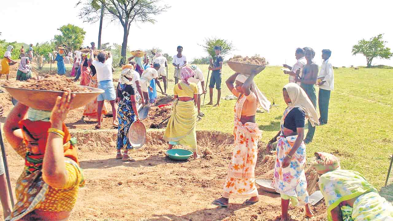 కూలీలు పెరిగిండ్రు..