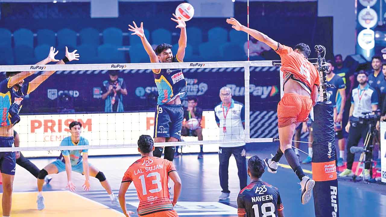 బ్లాక్‌హాక్స్‌ పరాజయం