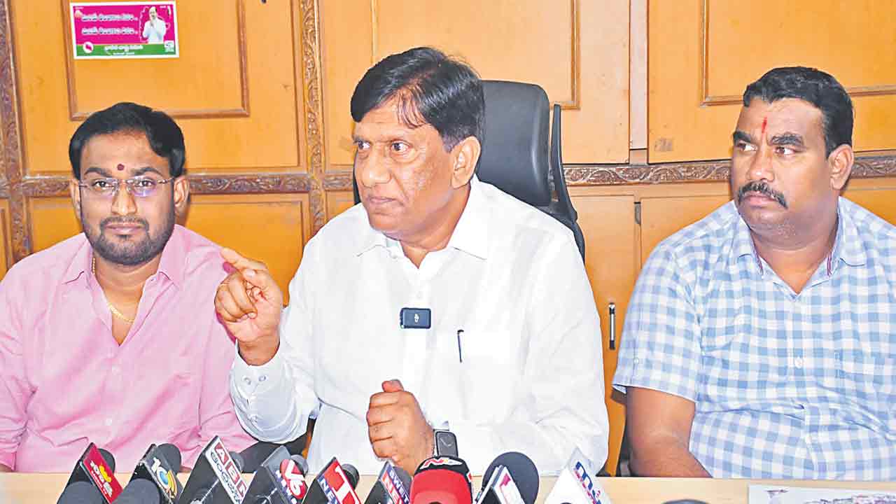 తెలంగాణ చరిత్రను కనుమరుగు చేసే కుట్ర