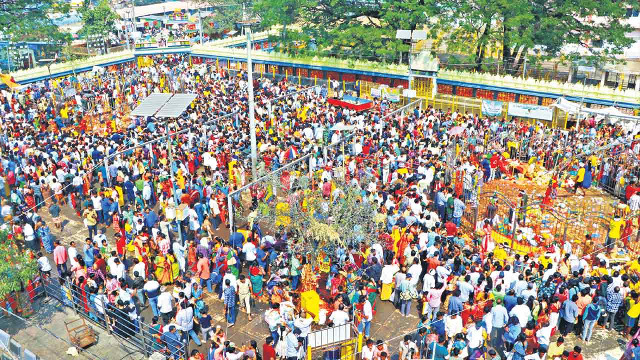 Medaram | మేడారం బంగారానికి ఆంక్షలు.. కొనుగోళ్లకు ఆధార్‌కార్డు తప్పనిసరి చేసిన అధికారులు