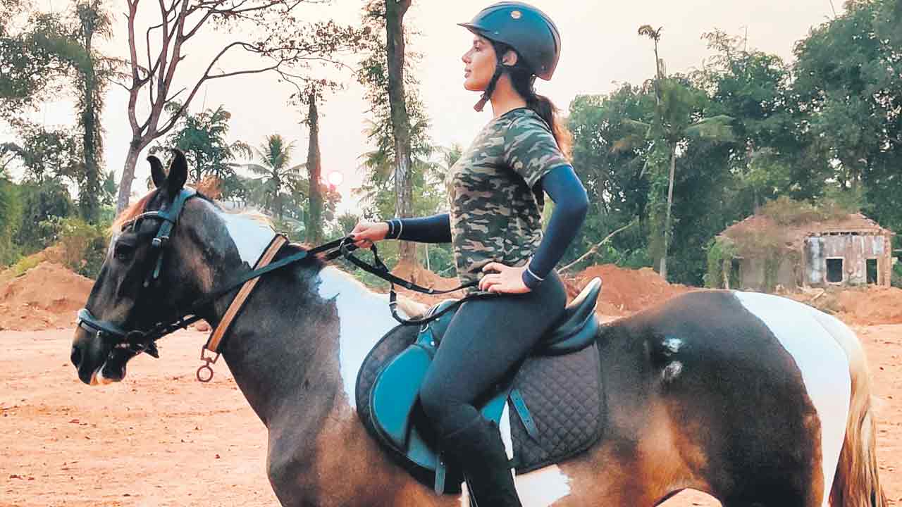 Samyuktha Menon | గుర్రంపై సవారీ చేస్తున్న సంయుక్త.. ఆ సినిమా కోసమేనా?