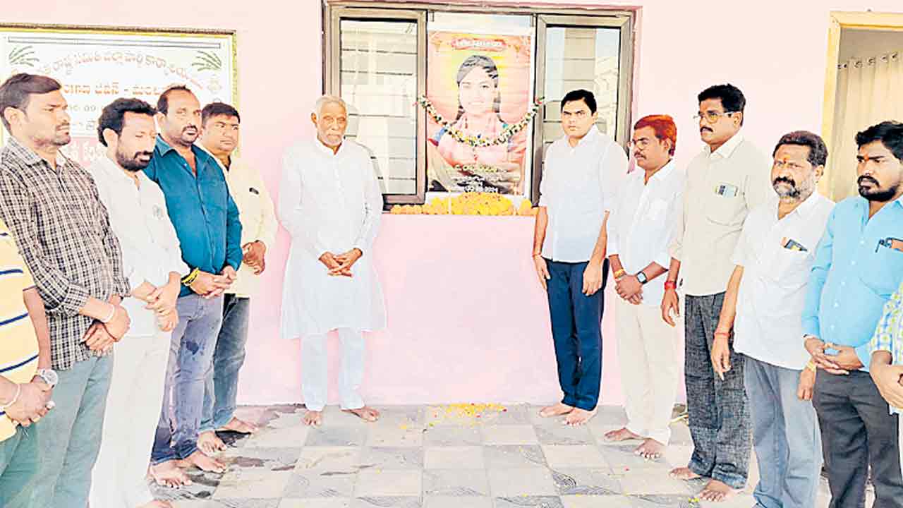 లాస్యనందితకు నివాళి