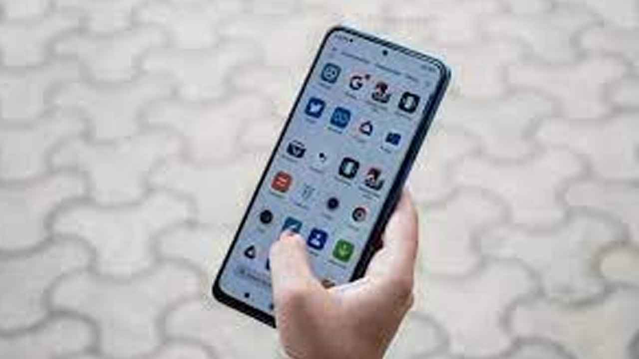 Siblings File FIR Against Parents | మొబైల్‌ ఫోన్‌ అతిగా చూడవద్దని తిట్టి కొట్టిన పేరెంట్స్‌.. పిల్లల   ఫిర్యాదుతో వారిపై కేసు