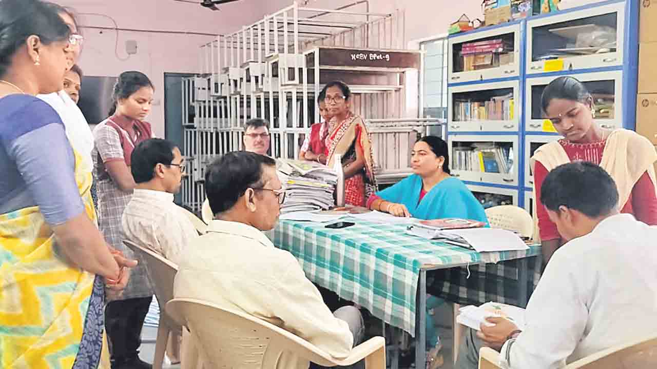 పదోతరగతి విద్యార్థుల ఇంటర్నల్‌ మార్కుల పరిశీలన