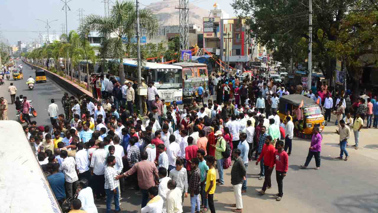 Bhuvanagiri | పదో తరగతి విద్యార్థినుల ఆత్మహత్యలపై అనుమానాలెన్నో..? వారితో గొడవే కారణమా..?
