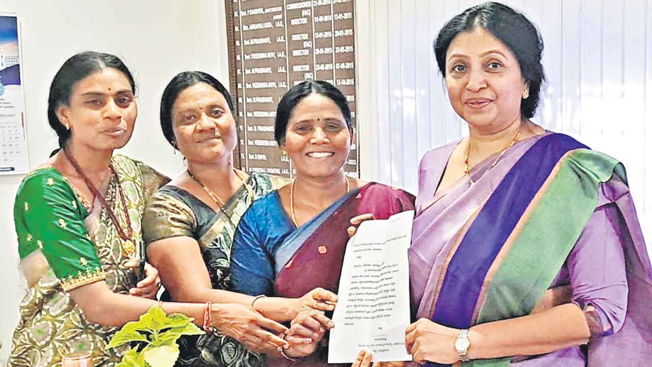 Anganwadi Workers | మూడు నెలలుగా పెండింగ్‌లో వేతనాలు.. వెంటనే చెల్లించాలని ఆదిలాబాద్‌లో అంగన్‌వాడీల ఆందోళన