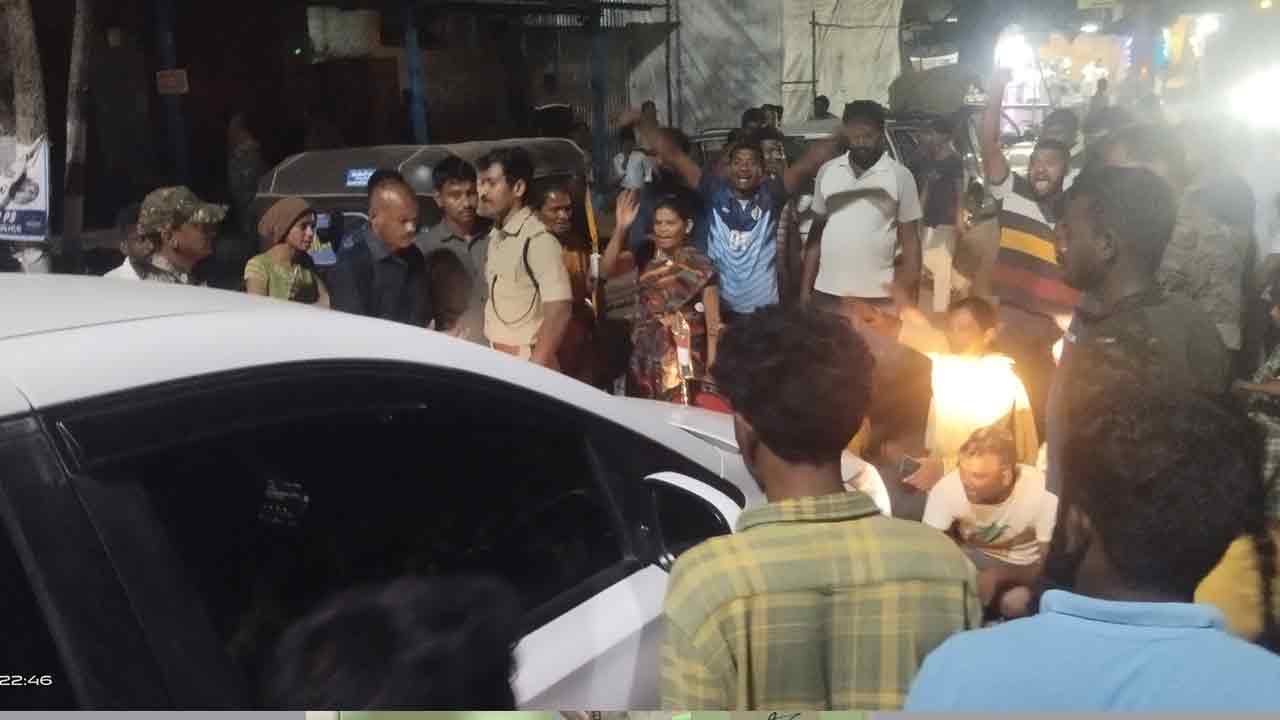 మేడారంలో చిరు వ్యాపారులపై జులుం