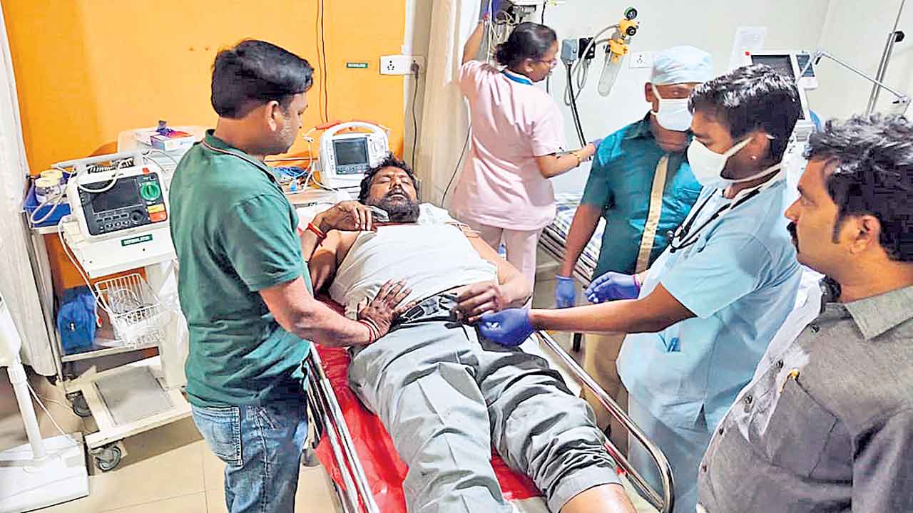 రోడ్డు ప్రమాదంలో విప్‌ లక్ష్మణ్‌కు గాయాలు