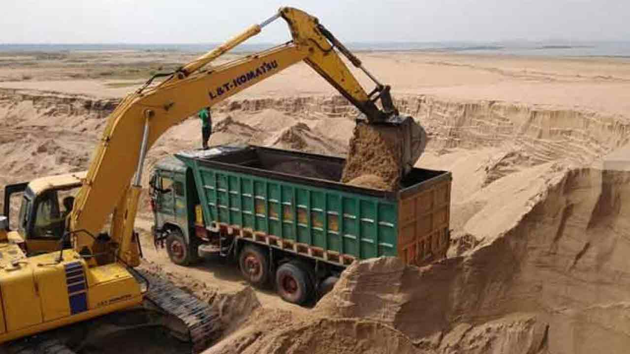 ఇసుక అక్రమ రవాణాపై ఉక్కుపాదం