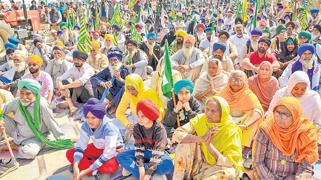 Farmers Protest | సొంత దేశంలో పరాయి వాళ్లమయ్యాం.. పంజాబ్‌-హర్యానా సరిహద్దుల్లో రైతుల ఆవేదన