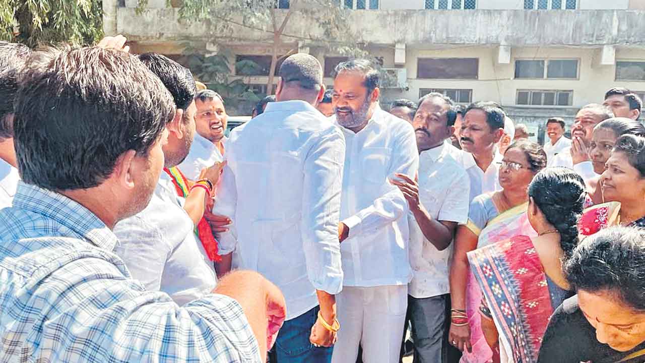 ఎమ్మెల్యే సమక్షంలో కాంగ్రెస్‌ కౌన్సిలర్ల తన్నులాట