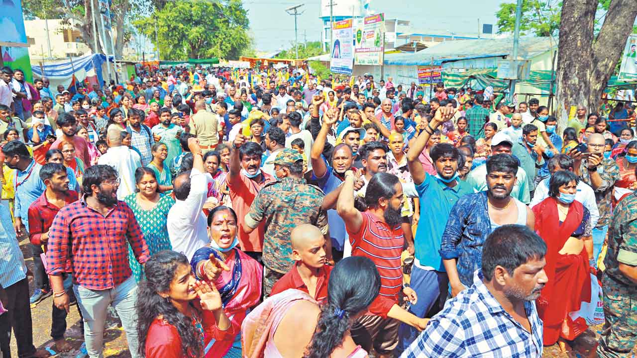 Medaram Jathara | సమ్మక్క భక్తులపై లాఠీ.. సీఎం రేవంత్‌ కోసం గంటపాటు క్యూలైన్‌ నిలపడంతో..