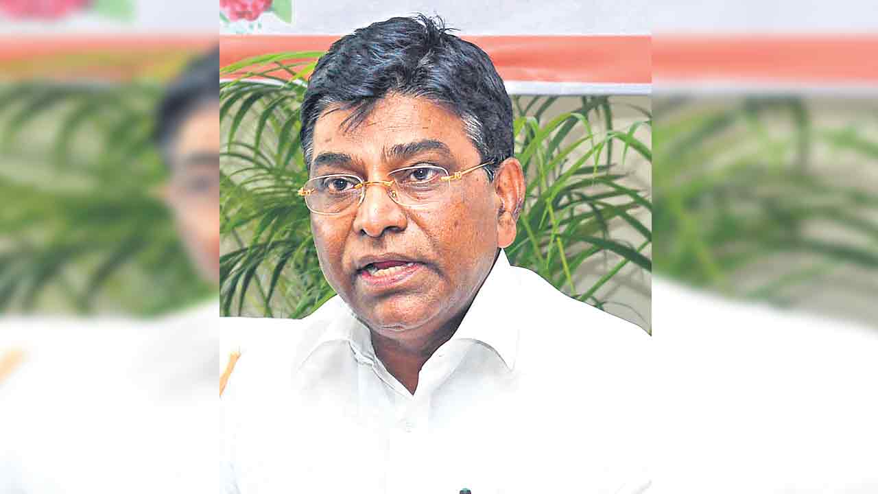 ప్రాజెక్టులు అప్పగిస్తే ఊరుకోం