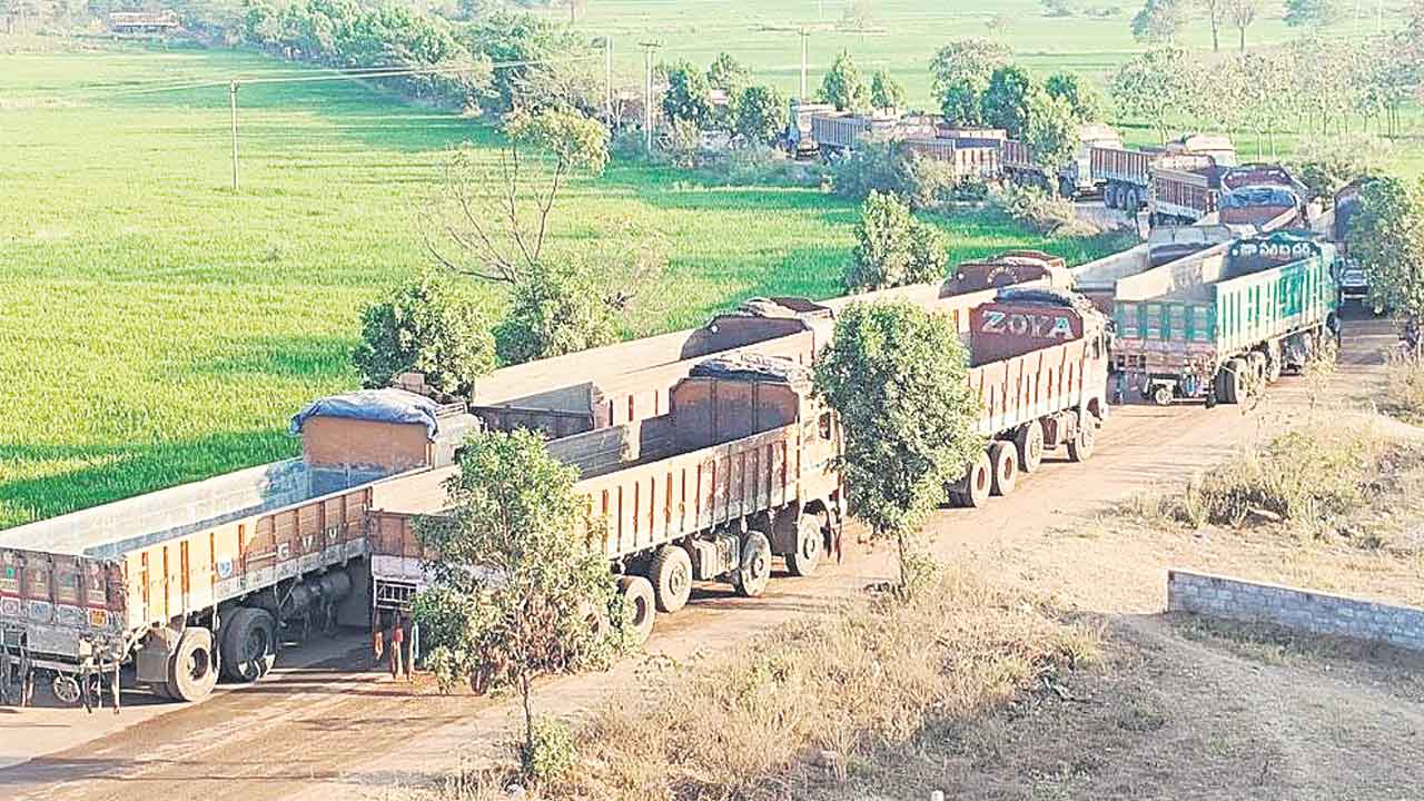 రోడ్లపైనే ఇసుక లారీలు