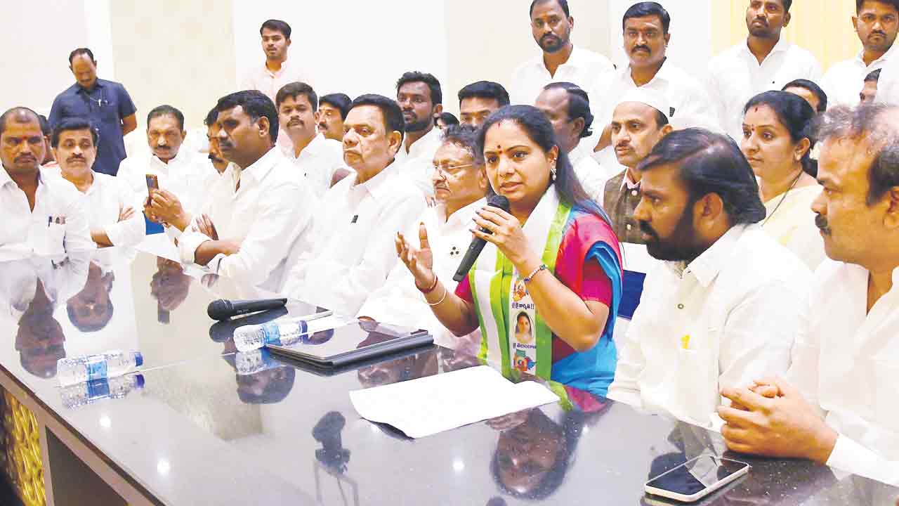 ఫూలే విగ్రహ ఏర్పాటే లక్ష్యం