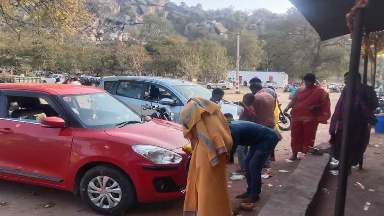 భక్తులకు శఠగోపం