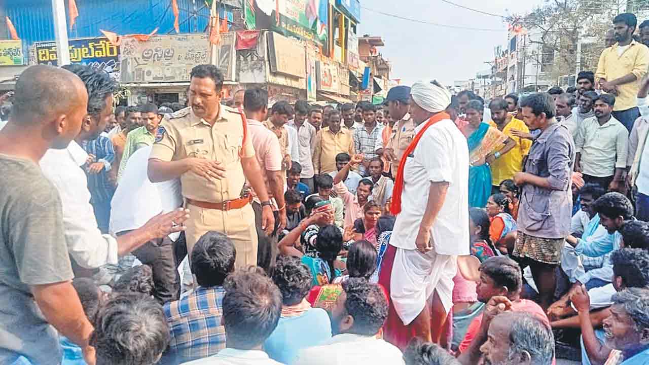 Farmers Protest | పల్లిరైతు ఆగ్రహం.. వ్యాపారుల సిండికేటుతో రైతన్నకు దక్కని మద్దతు రేటు