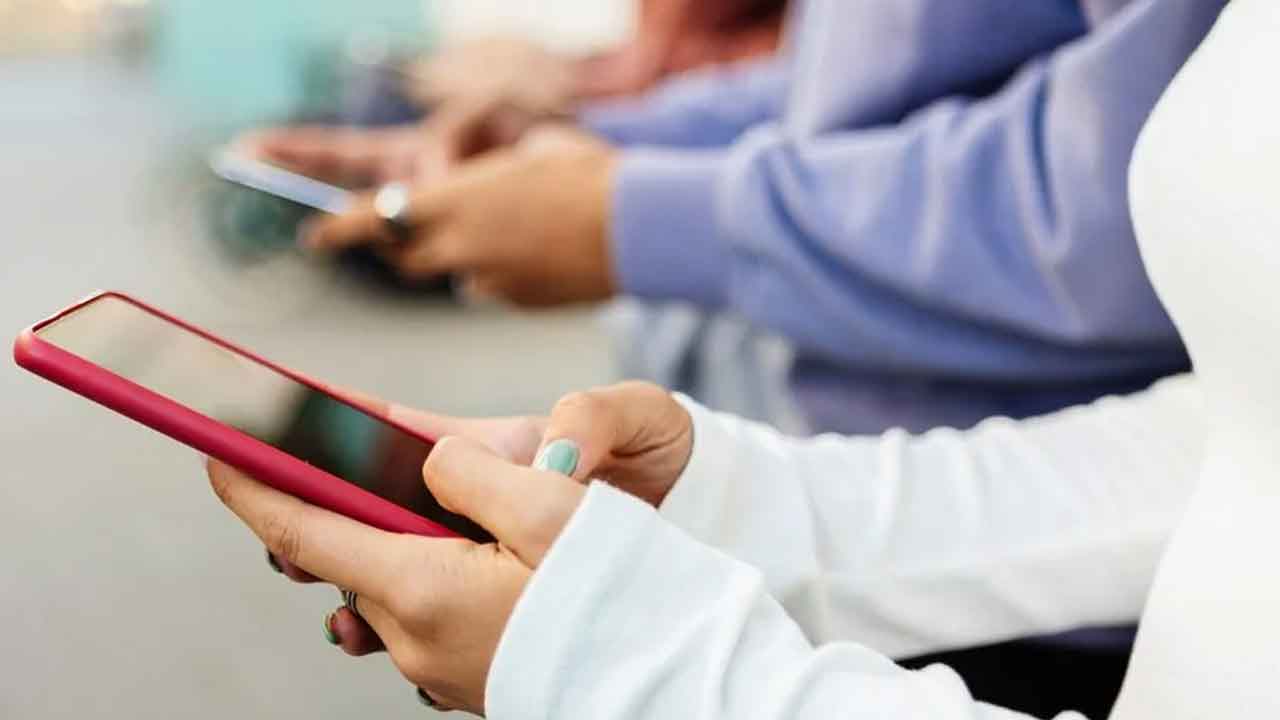 Mobile Phones | విద్యార్థుల ప్రవర్తనను మెరుగుపరిచేందుకు.. ఇంగ్లండ్‌ స్కూళ్లలో మొబైళ్లపై నిషేధం!