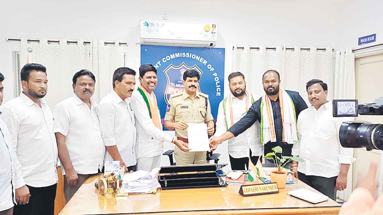 భగ్గుమన్న కాంగ్రెస్‌ శ్రేణులు