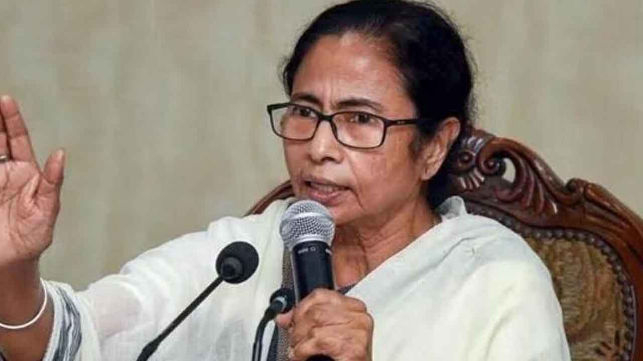 లబ్ధిదారుల ఆధార్‌ను కేంద్రం డీయాక్టివేట్‌ చేస్తున్నది: మమత