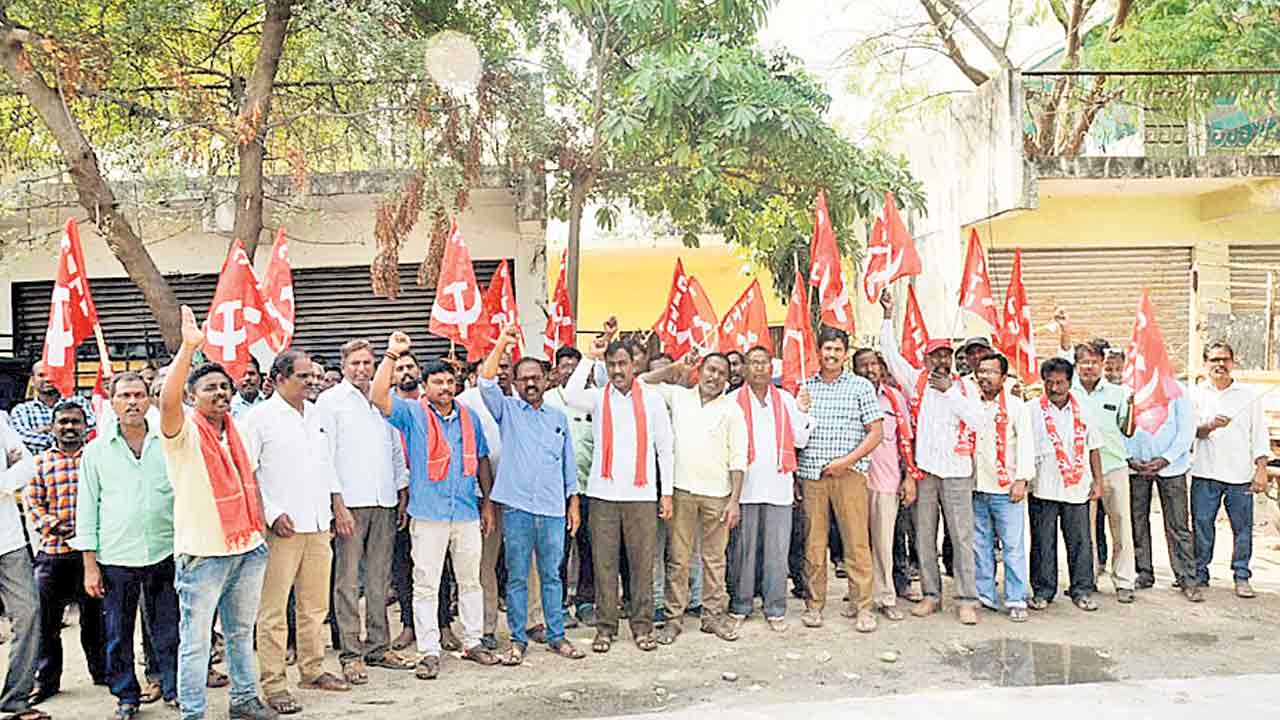 బతుకమ్మ చీరల ఆర్డర్లు ఇవ్వండి