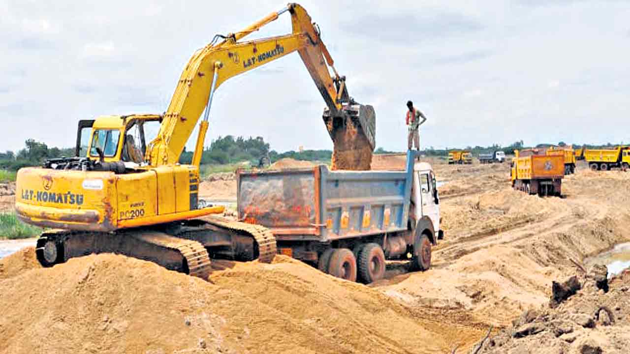 Telangana | మన క్వారీలు బంద్‌.. ఆంధ్ర లారీలకు గేట్లు ఓపెన్‌.. లాలూచీ పడ్డది ఎవరు? కొరత సృష్టిస్తున్నది ఎవరు?