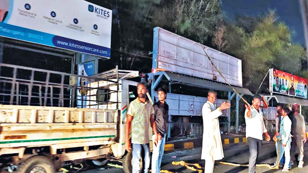 అక్రమ హోర్డింగ్‌లు తొలిగింపు