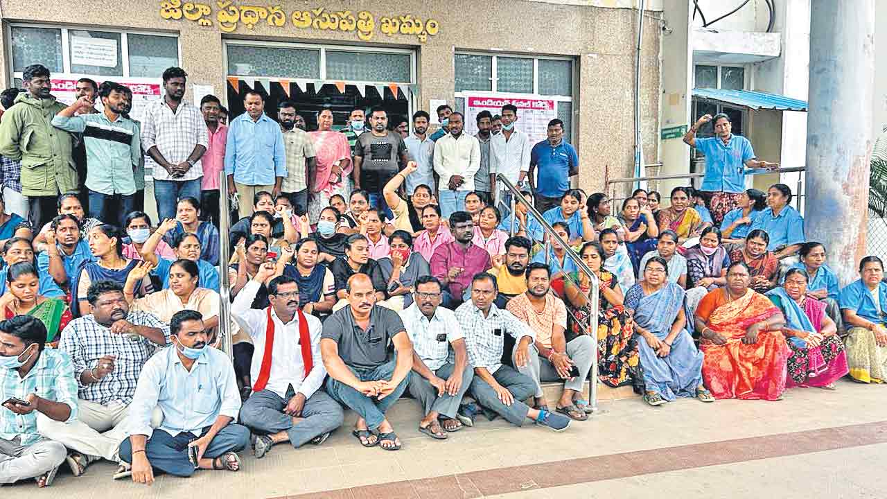 మూడు నెలలుగా వేతనాల్లేవ్‌!