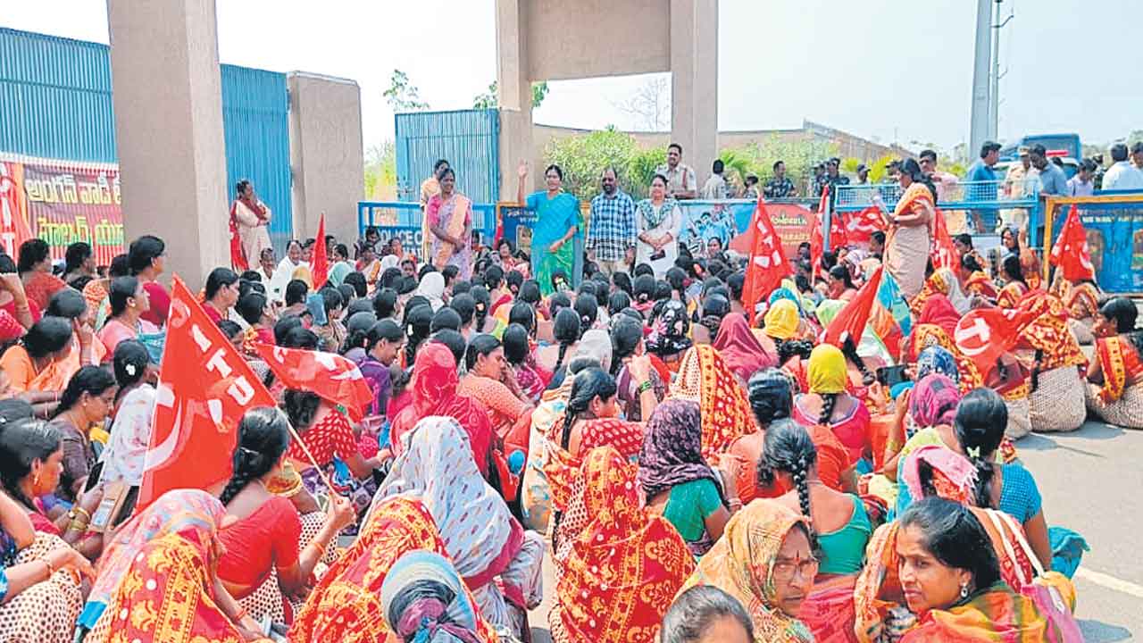 వేతనాలు చెల్లించాలని అంగన్వాడీల ధర్నా