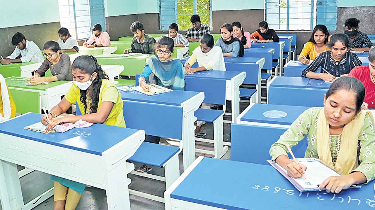 తొలిరోజే 19 వేల మంది గైర్హాజరు