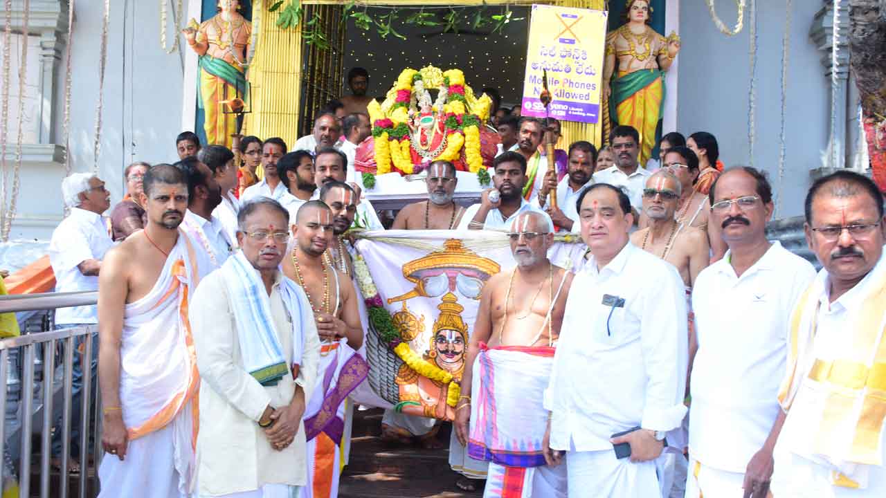 పాతగుట్టలో వైభవంగాధ్వజారోహణం