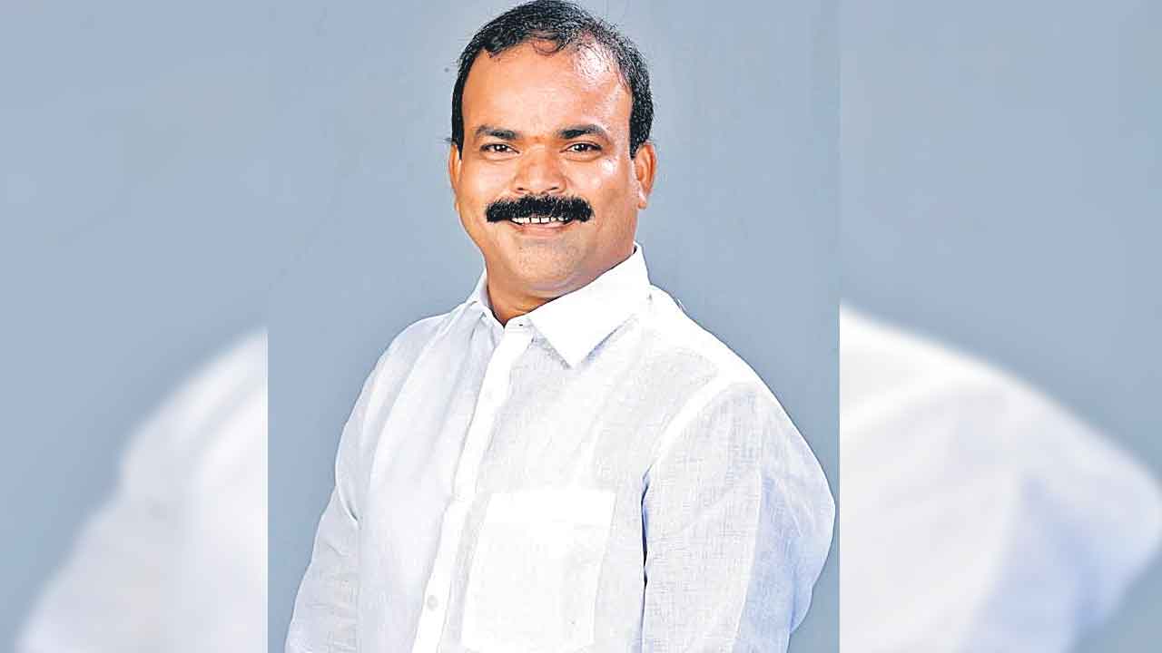 ఫూలే విగ్రహాన్ని ఏర్పాటు చేయండి
