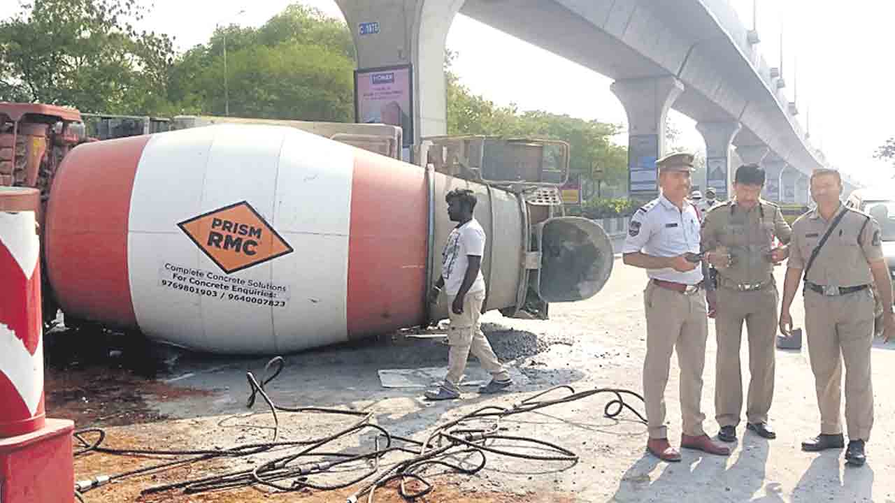 మెట్టుగూడలో రెడీమిక్స్‌ వాహనం బీభత్సం