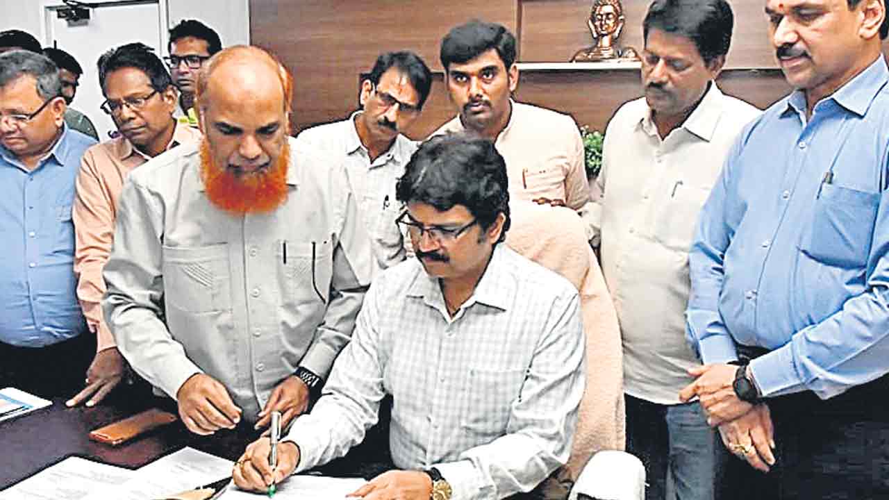 ఐఅండ్‌పీఆర్‌ కమిషనర్‌గా హనుమంతరావు బాధ్యతలు