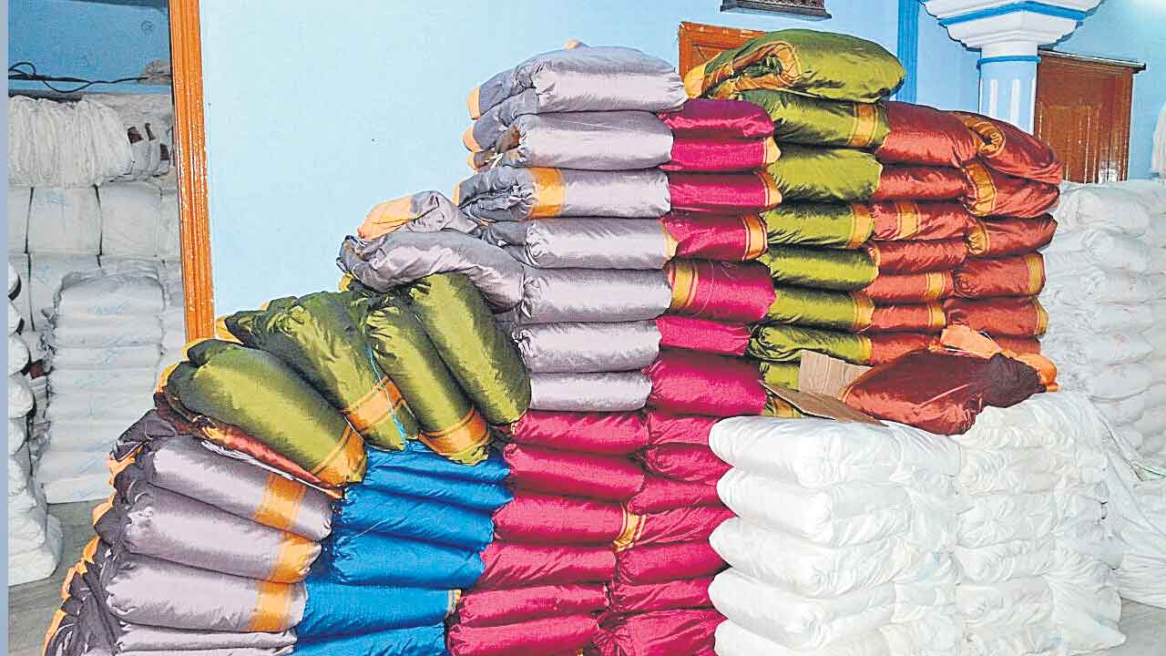 Bathukamma Sarees | బతుకమ్మ చీరలపై సందిగ్ధం.. జనవరి గడిచినా చేనేత సంఘాలకు ఆర్డర్‌ ఇవ్వని ప్రభుత్వం