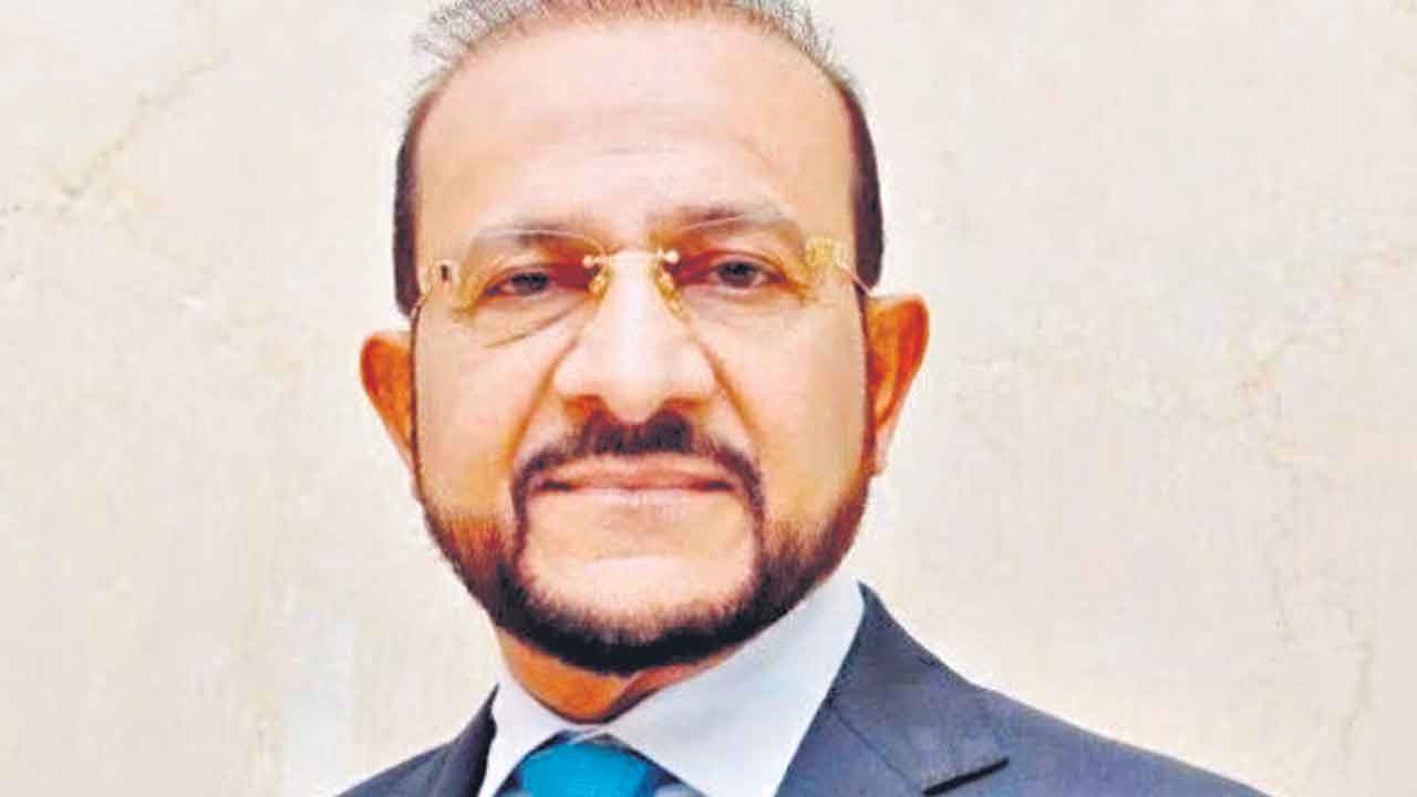 కోట్లు ఖర్చుపెట్టి 900 మందిని విడిపించాడు