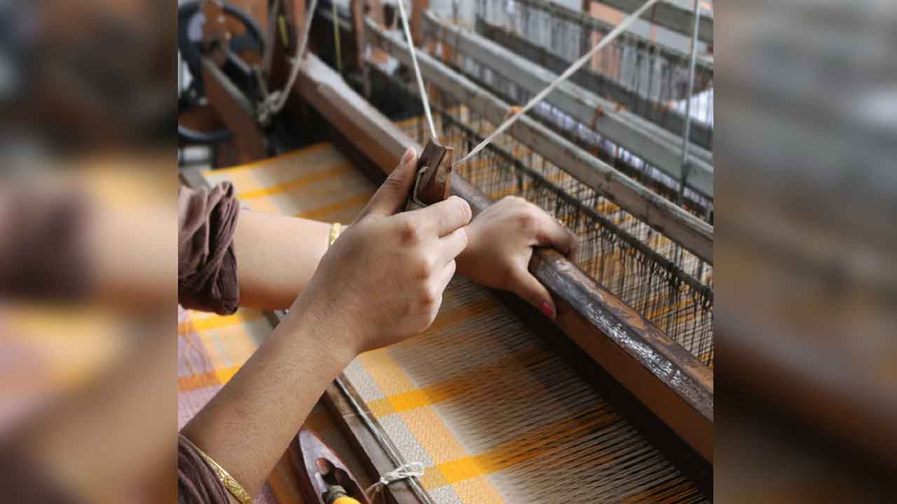 ప్రపంచ చేనేత దినోత్సవం నిర్వహించాలి